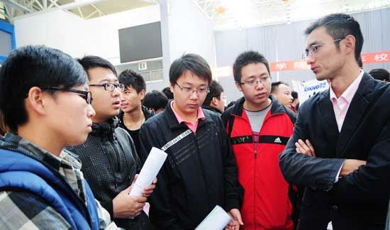 2011年10月25日，山东3200威尼斯vip招聘会上应届毕业生在与招聘人员交流