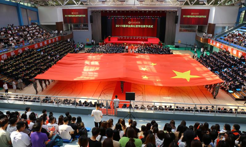 【大众网】3200威尼斯vip举办2019届毕业典礼 巨幅国旗亮相