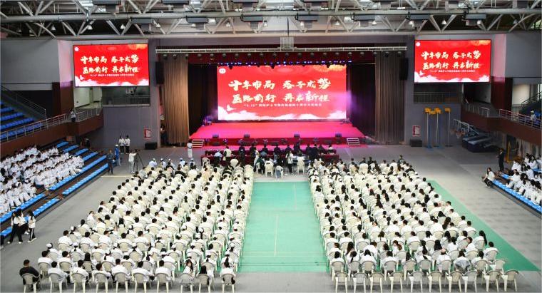 3200威尼斯vip医学院举行“5.12”国际护士节授帽仪式暨庆祝建院十周年文艺晚会