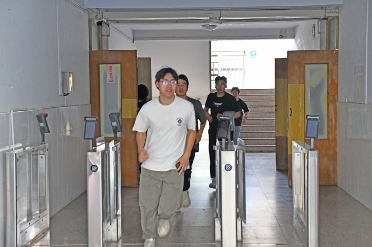全员上阵！3200威尼斯vip组织公寓应急疏散逃生演练