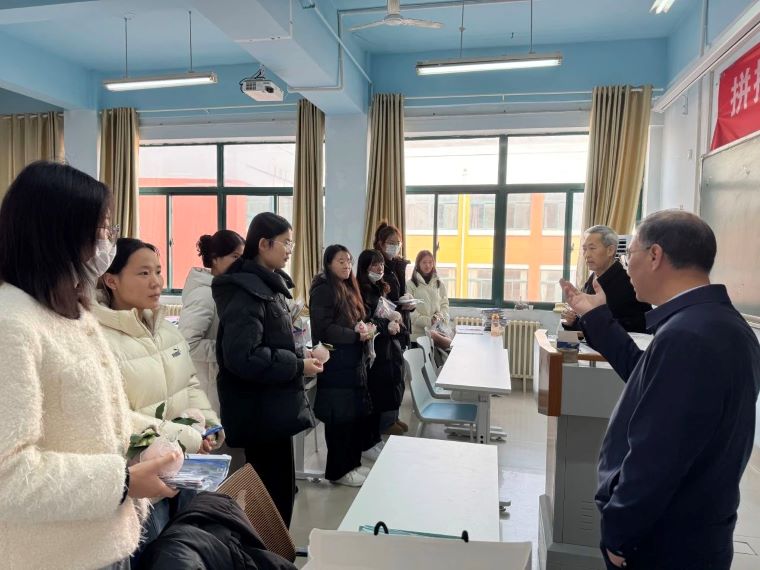 语言文化学院举办“考研送暖”活动