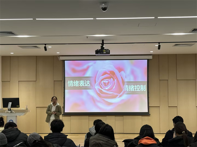 济南大学教育与心理科学学院心理系主任冯晶副教授来校做讲座